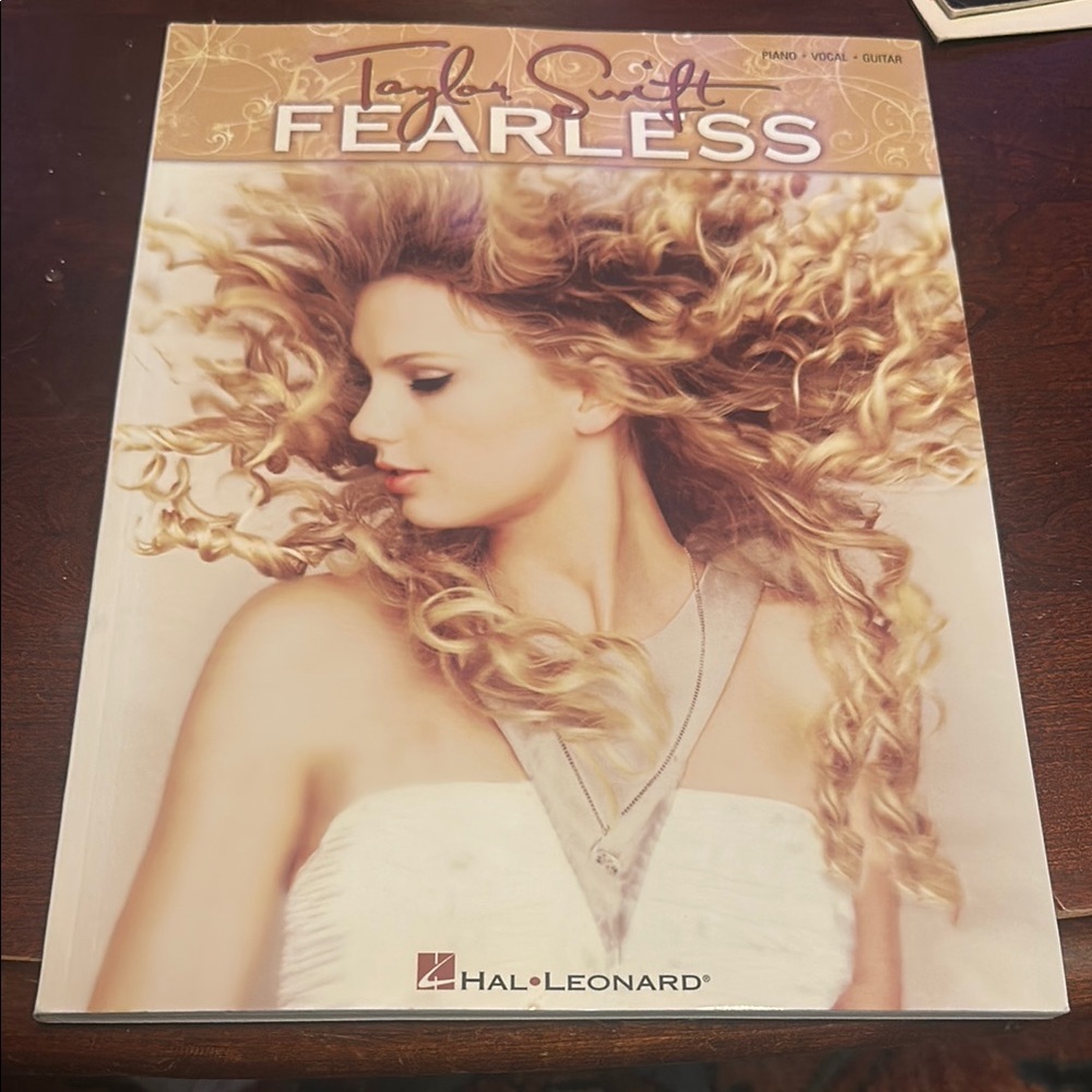 Hal Leonard Taylor Swift Fearless Songbook – Cream Cover- Piano, Vocal & Guitar